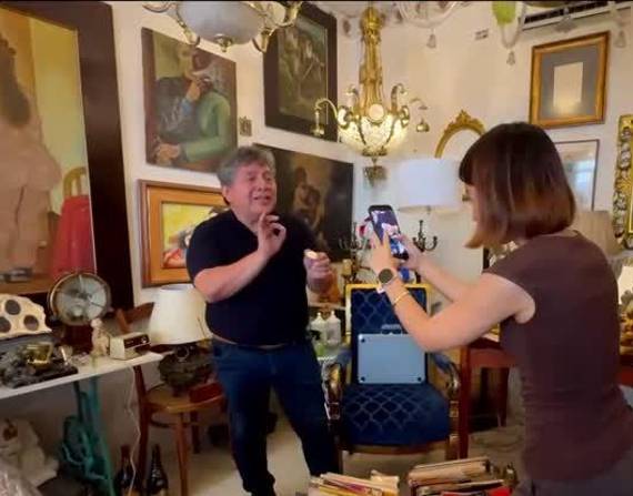 Tres décadas entre tesoros: la historia de un anticuario en el centro de Guayaquil