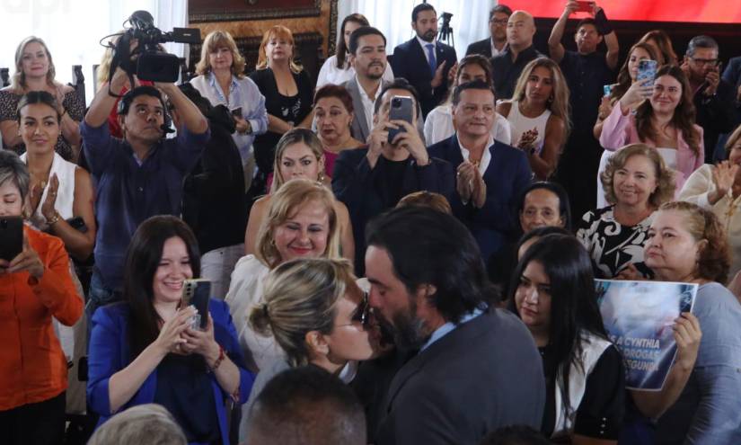 La alcaldesa saliente Cynthia Viteri besa a su esposo, Juan Carlos Váscones.