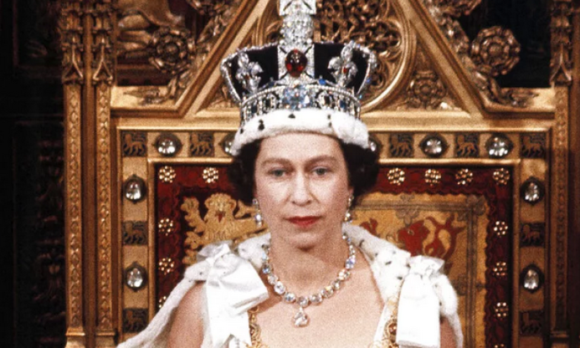 La reina Isabel II durante la sesión inaugural del Parlamento en Londres en abril de 1966.