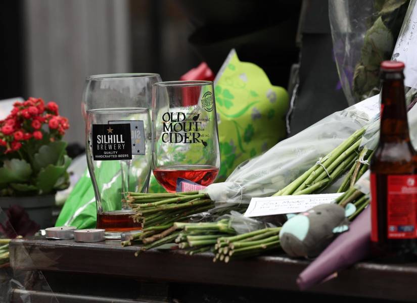 Homenajes al cantante Ozzy Osbourne en el Black Sabbath Bench and Bridge de Birmingham.