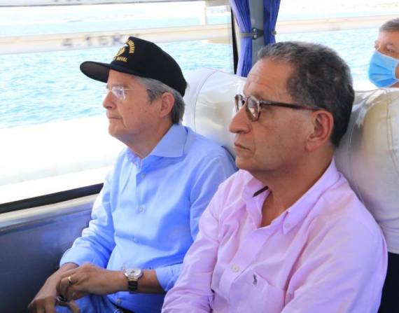 El presidente Guillermo Lasso sentado junto al ministro saliente, Juan Carlos Bermeo.