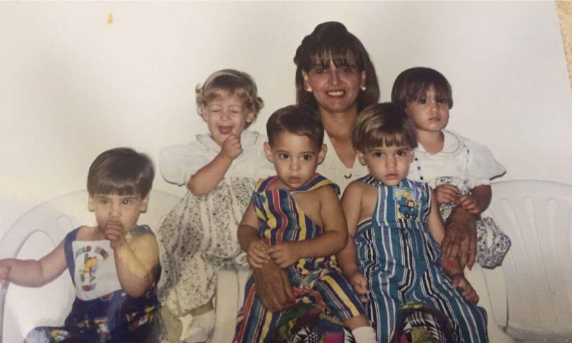 Erika Arteaga Zambrano, en una imagen con cinco de los seis hijos que dio a luz. El segundo de derecha a izquierda también falleció a los dos años.