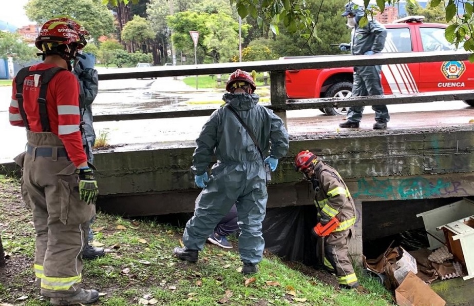 Bomberos de Cuenca rescatan a 6 personas bajo el puente del río Tomebamba