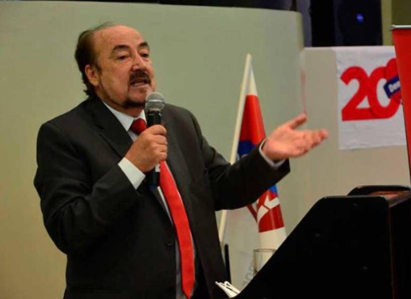 Gustavo Larrea fue diputado entre 1994 y 1996 por la Acción Popular Revolucionaria Ecuatoriana.