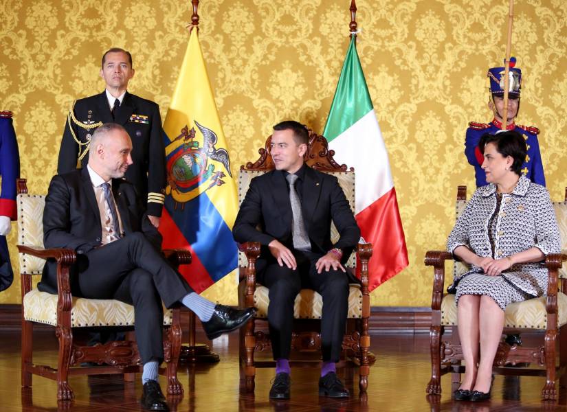 El presidente Daniel Noboa, junto a la canciller Gabriela Sommerfeld, y el embajador italiano, Giovanni Davoli, en el Palacio de Carondelet, el 6 de febrero de 2024
