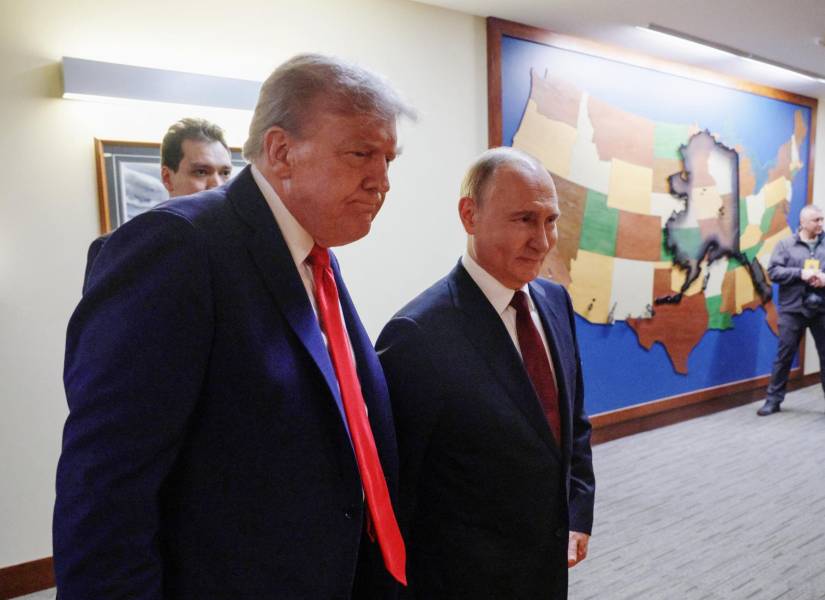 En esta fotografía compartida por la agencia estatal rusa Sputnik, el presidente estadounidense Donald Trump (izq.) y el presidente ruso Vladímir Putin (der.) caminan para ofrecer una conferencia de prensa conjunta.