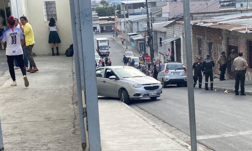 Mujer es asesinada afuera de una escuela, en el noroeste de Guayaquil