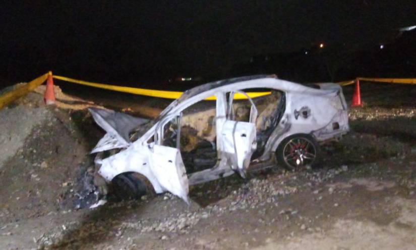Secuestran a dos jóvenes en Manta, policía halló un carro incinerado