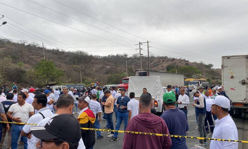 Cerca de 200 empleados de la Prefectura de Manabí cerraron este miércoles 15 de noviembre una parte de la vía Manta-Portoviejo para exigir el pago de sus sueldos.