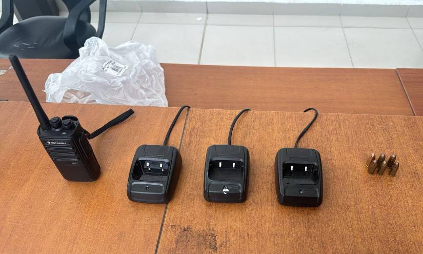 Los militares encontraron en un dormitorio seis municiones, tres cargadores de radio intercomunicadores y una radio de este tipo.