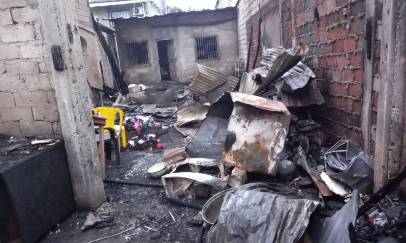 Dos cilindros de gas explotaron anoche en el incendio.