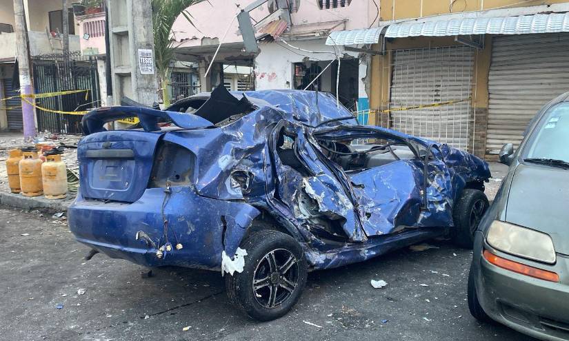 Un auto quedó completamente destruido tras la explosión.
