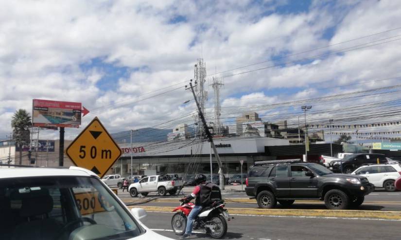 Choque provoca el desprendimiento de un poste lleno de cables, en Cumbayá