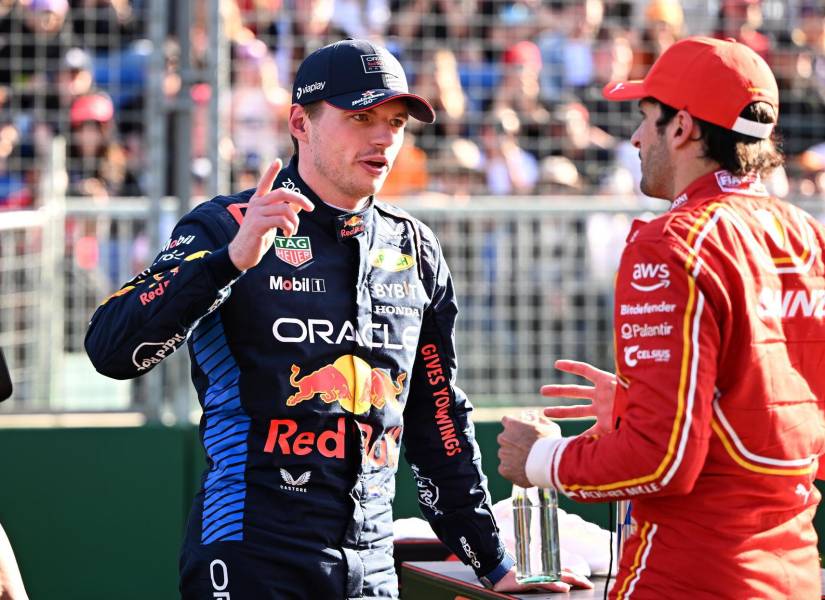 El neerlandés Max Verstappen (Red Bull, i.), líder del Mundial de Fórmula habla con el español Carlos Sainz (Ferrari)