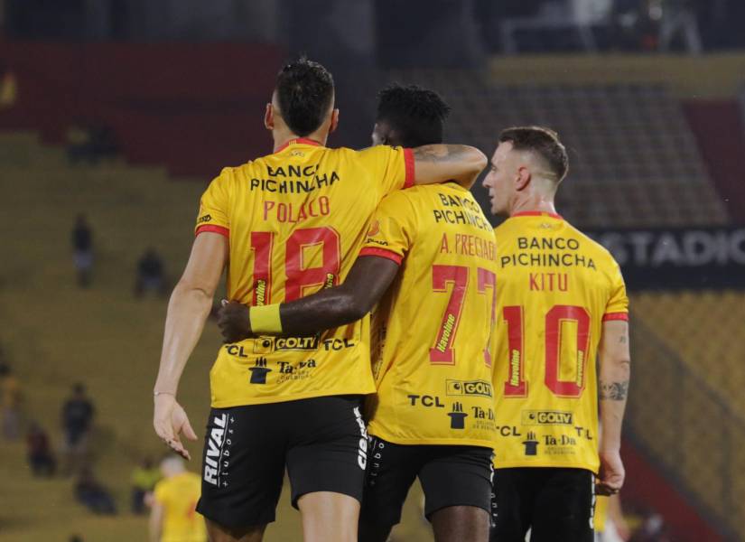 Francisco Fydriszewski, Adonis Preciado y Damián Díaz, de Barcelona, que alcanza el tercer puesto de la Liga Pro.