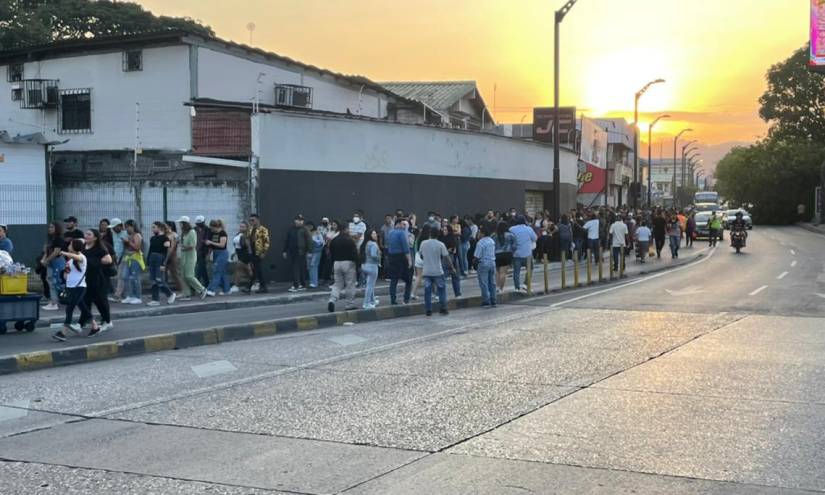 La fila de personas que querían asistir al concierto se extendió hasta la avenida Plaza Dañín.