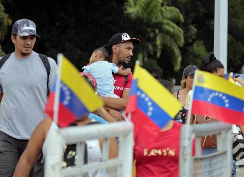 Personas cruzan el Puente Internacional Simón Bolívar desde Cúcuta.