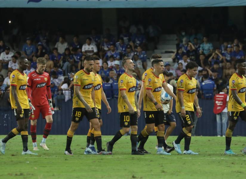 Jugadores de Barcelona se dirigen al camerino tras terminar el primer tiempo en el Clásico del Astillero