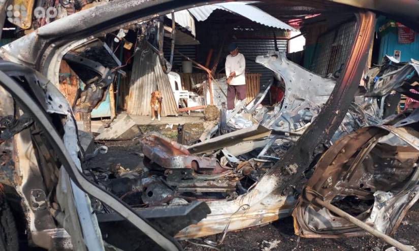 Varios locales resultaron afectados por la explosión de un coche bomba frente a la cárcel regional de Guayaquil, el 25 de abril de 2022.