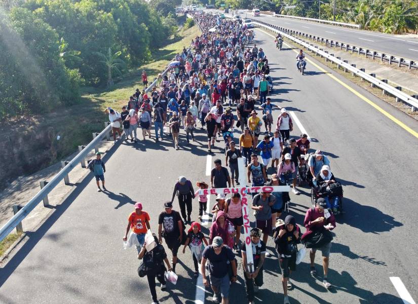 Migrantes que integran el 'Viacrusis migrante' caminan en caravana este miércoles, en el municipio de Villa Comatitlán en el estado Chiapas (México).