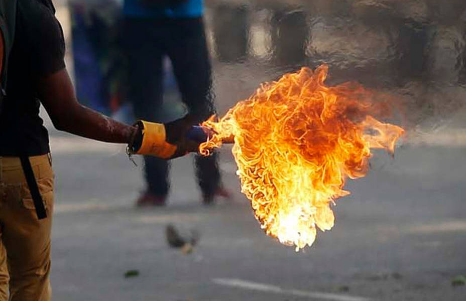 Vendedores informales atacan con bombas molotov a agentes municipales en Perú