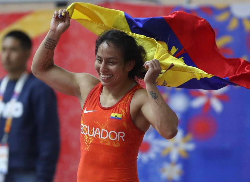 La ganadora de la medalla de oro, Luisa Valverde, de Ecuador, celebra con una bandera de su país tras ganar en lucha libre de 57 Kg de los vigésimos Juegos Bolivarianos este lunes, en Lima (Perú).