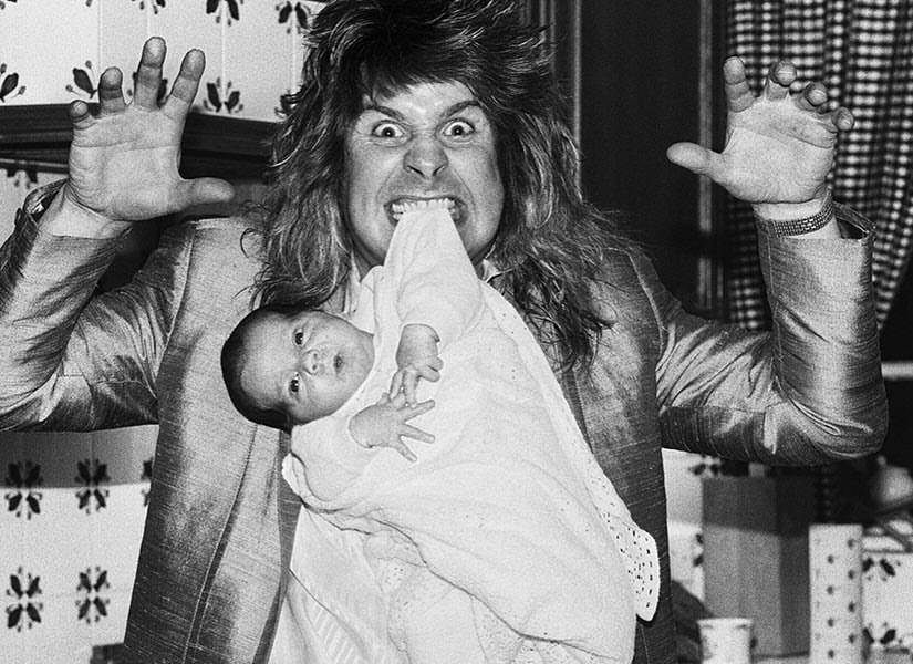 Ozzy Osbourne y su hijo Jack a dos semanas de nacer.