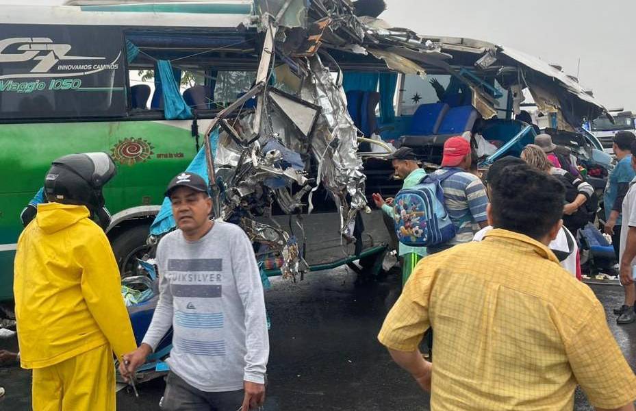 Siete personas fallecieron en triple choque entre bus, volqueta y tráiler en El Triunfo, Guayas