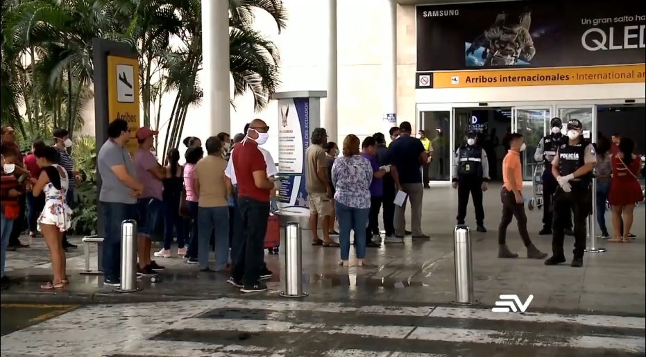 Coronavirus: ecuatorianos se apresuran en arribar a aeropuertos