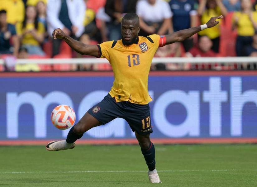 El delantero de la selección de Ecuador, Enner Valencia, controla el balón ante Venezuela por las Eliminatorias