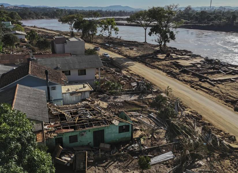 Fotografía aérea de viviendas afectadas por el desbordamiento del río Taquari, el miércoles en Cruzeiro do Sul, estado de Rio Grande do Sul (Brasil).