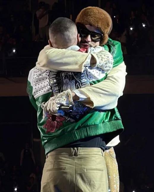 Bad Bunny y J Balvin compartiendo un abrazo el 21 de diciembre, en el Estadio GNP Seguros, CDMX.