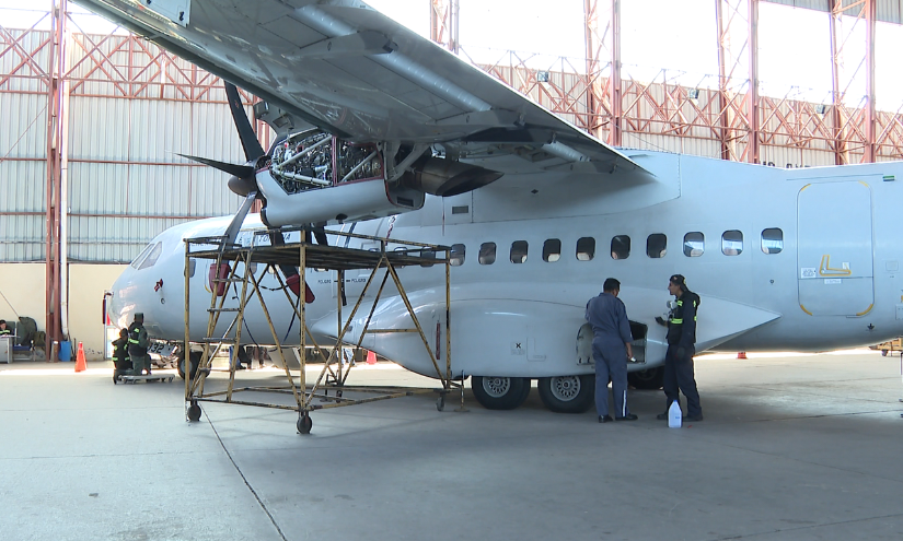 Un avión Casa, de transporte, es reparado en uno de los hangares del aeropuerto de Cotopaxi.