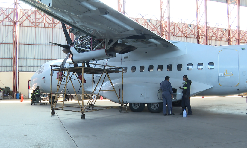 Un avión Casa, de transporte, es reparado en uno de los hangares del aeropuerto de Cotopaxi.