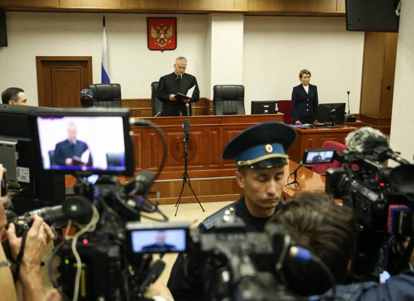 El juez con el veredicto al corresponsal de The Wall Street Journal (WSJ), Evan Gershkovich, durante una audiencia en el caso en su contra.