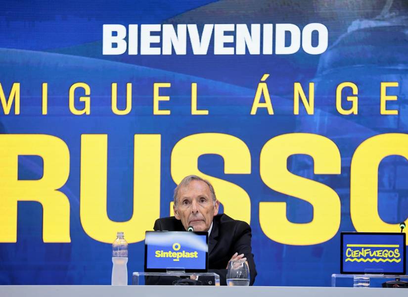 El nuevo entrenador de Boca Juniors, Miguel Ángel Russo, habla durante una rueda de prensa.