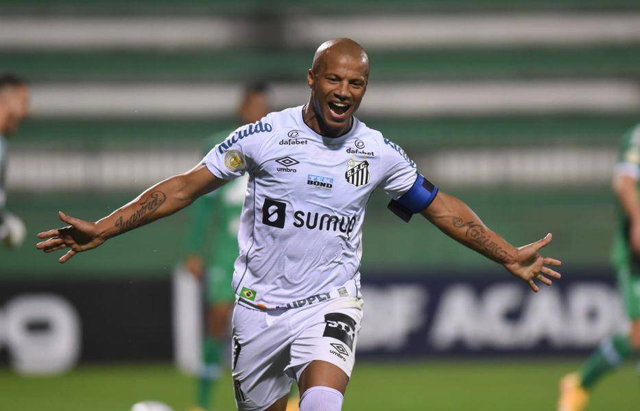 El uruguayo Carlos Sánchez es separado del Santos FC por alteraciones cardiácas