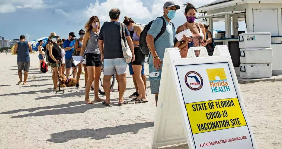 Más de 30 mil ecuatorianos viajaron en abril a EE.UU. para vacunarse contra COVID-19