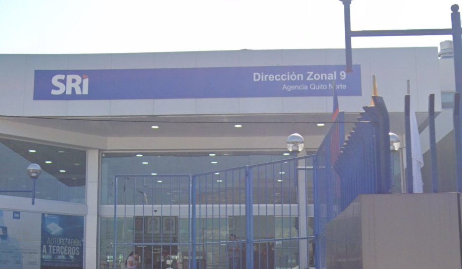 Quito: hombres armados irrumpieron en oficina del SRI y robaron dos autos