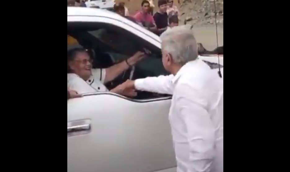 López Obrador origina revuelo por saludar a la madre del &quot;Chapo&quot; Guzmán