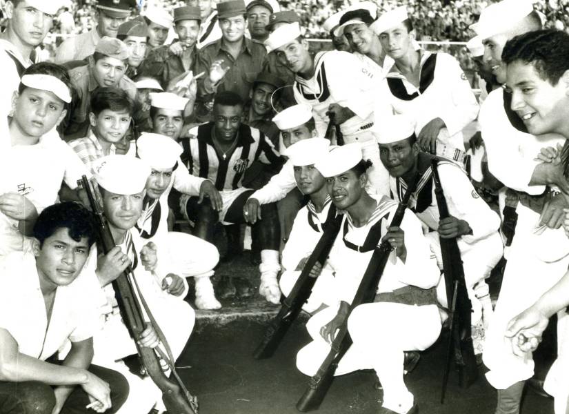 Imagen de archivo de Pelé en Guayaquil. Hasta los marinos se sacaron fotos con él.