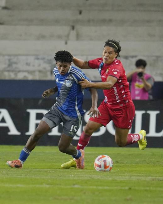 Jugadores de Emelec y El Nacional disputando el balón.
