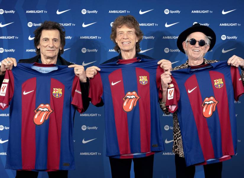Los miembros de los Rolling Stones: Mick Jagger (c), Keith Richards (d), y Ronnie Wood (i), con las camisetas de edición limitada del FC Barcelona.