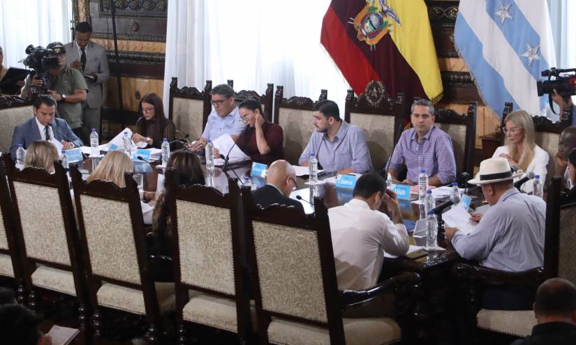 El alcalde Aquiles Alvarez, la vicealcaldesa y los concejales realizan la primera sesión ordinaria del Consejo Cantonal de Guayaquil.