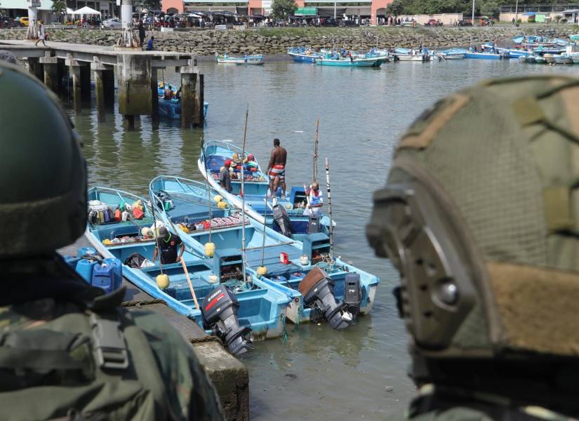 Luego del ataque armado en el puerto pesquero de Esmeraldas, se fortaleció la presencia policial y militar.