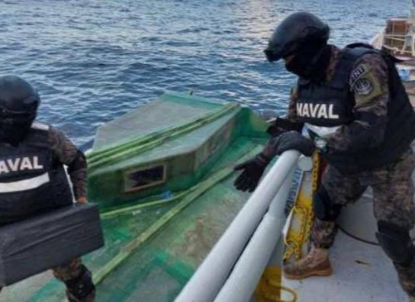 En una embarcación sumergible de fibra de vidrio se encontró la droga transportada por dos ecuatorianos, ahora presos en El Salvador.