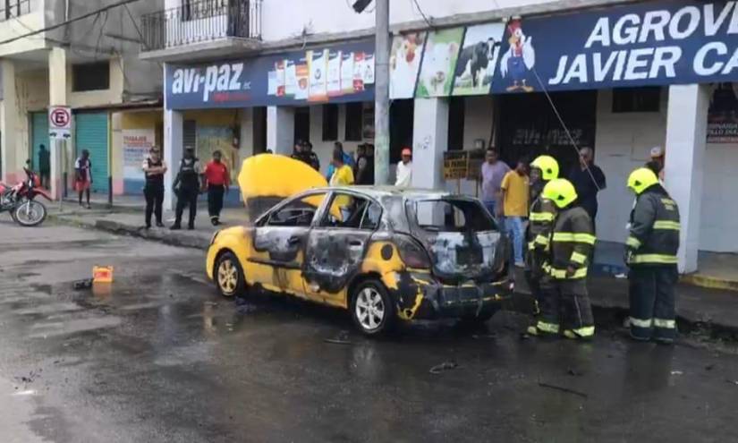 Un taxi fue quemado este miércoles en una transitada vía de Esmeraldas.