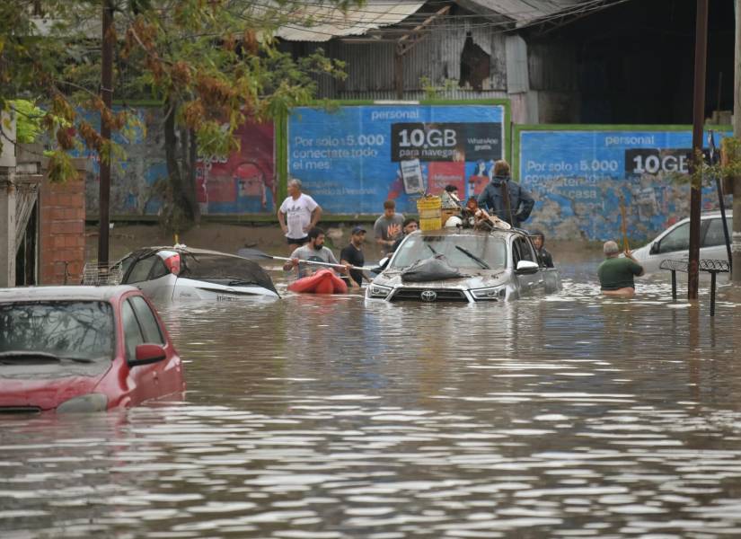 Personas se agrupan en una calle inundada después de que una tormenta en la ciudad de Bahía Blanca.
