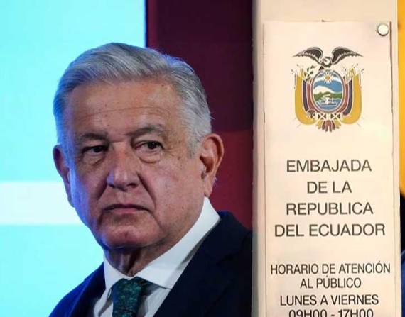 Foto de Andrés Manuel López Obrador y Daniel Noboa, junto a la placa de la Embajada ecuatariana en México.