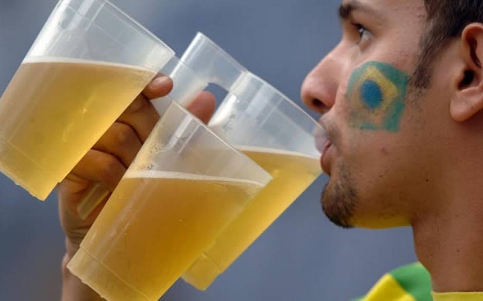 FIFA, inquieta por hinchas borrachos, podría controlar venta de cerveza en Mundial